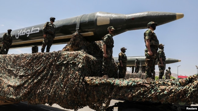 Yəməndə paytaxt Səna şəhərinin tutulmasının ildönümü münasibətilə husilərin keçirdiyi hərbi paradda ballistik raketlər.